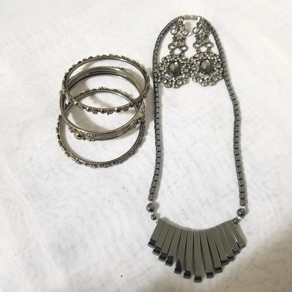 Jewerly bundle - necklace, bracelets / bangles and earrings